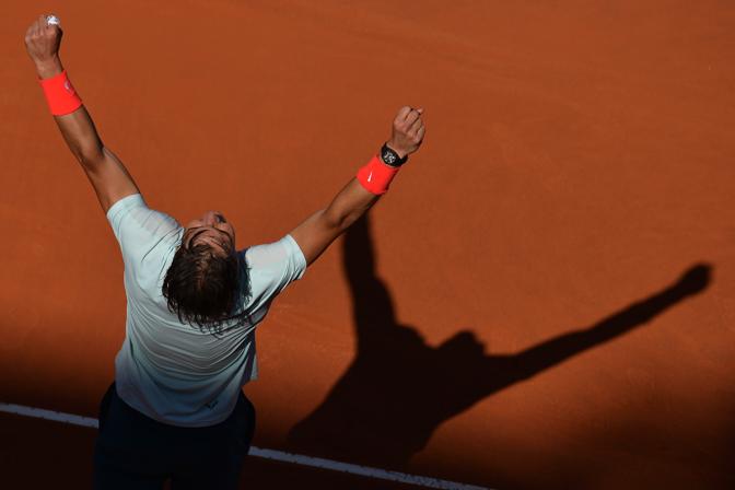 Rafael Nadal vince per la settima volta gli Internazionali di Roma 2013 senza dare scampo a Roger Federer. Il punteggio finale parla chiaro: 6-1 6-3. Afp 